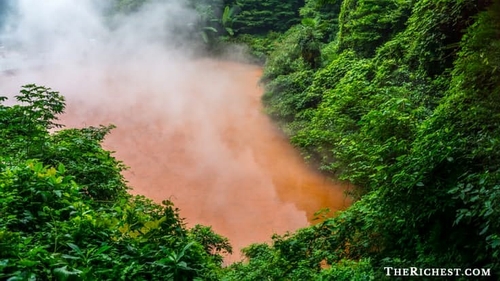 Suối nước nóng Chinoike Jigoku ở Nhật Bản được mệnh danh là “Địa ngục ao máu” khi nước trong hồ có màu đỏ tươi như máu là do chứa một lượng lớn khoáng sản kim loại màu ở phía dưới hồ. Đặc biệt, nước ở đây luôn ở nhiệt độ cao bất thường. Theo một số tài liệu, nơi đây từng được sử dụng để tra tấn phạm nhân hay đun sôi tù nhân cho đến khi tử vong.