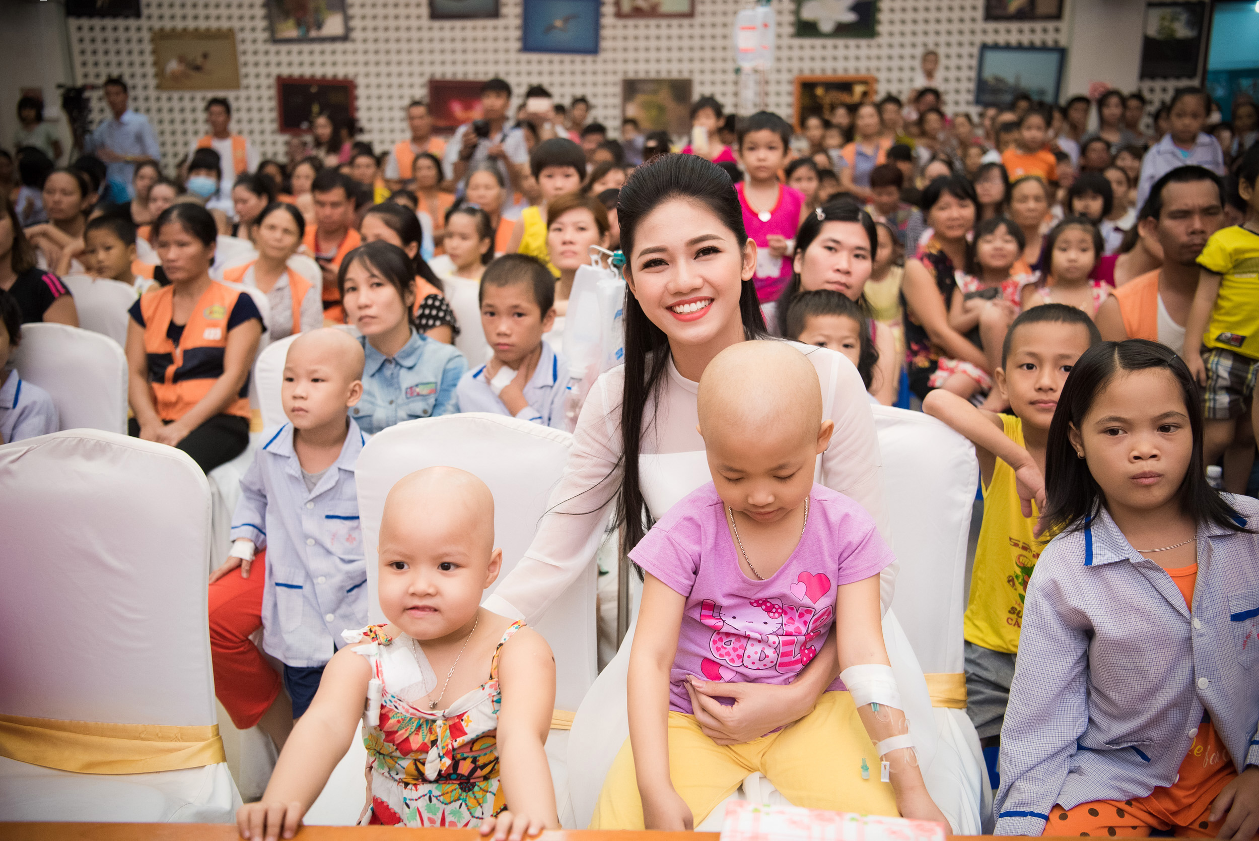 Á hậu Thanh Tú chia sẻ: “Trước khi trở thành Á hậu, mình cũng đã từng tham gia nhiều chương trình tình nguyện về trẻ em. Nhưng đây là lần đầu tiên chứng kiến hoàn cảnh của rất nhiều em nhỏ đang chống chọi với bệnh tật, thật sự mình cảm thấy vừa thương vừa cảm phục vì nghị lực của các em quá lớn khi chống lại sự đau đớn của căn bệnh. Trước khi nhận được tin từ ban tổ chức tới tham gia chương trình này, mình rất hào hứng, đếm từng ngày để chờ đến ngày hôm nay. Mình mong muốn được gặp các em, được trò chuyện chia sẻ với các em ở đây một cách chân thành, quan tâm nhất”.