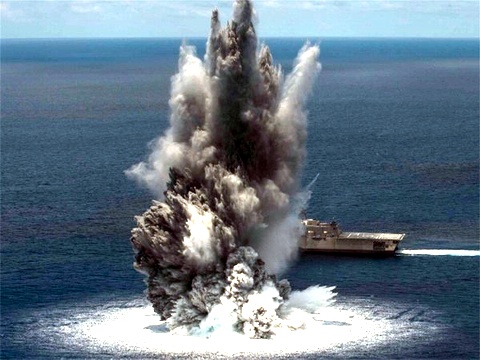 Tàu chiến Mỹ 'bị' đánh bom