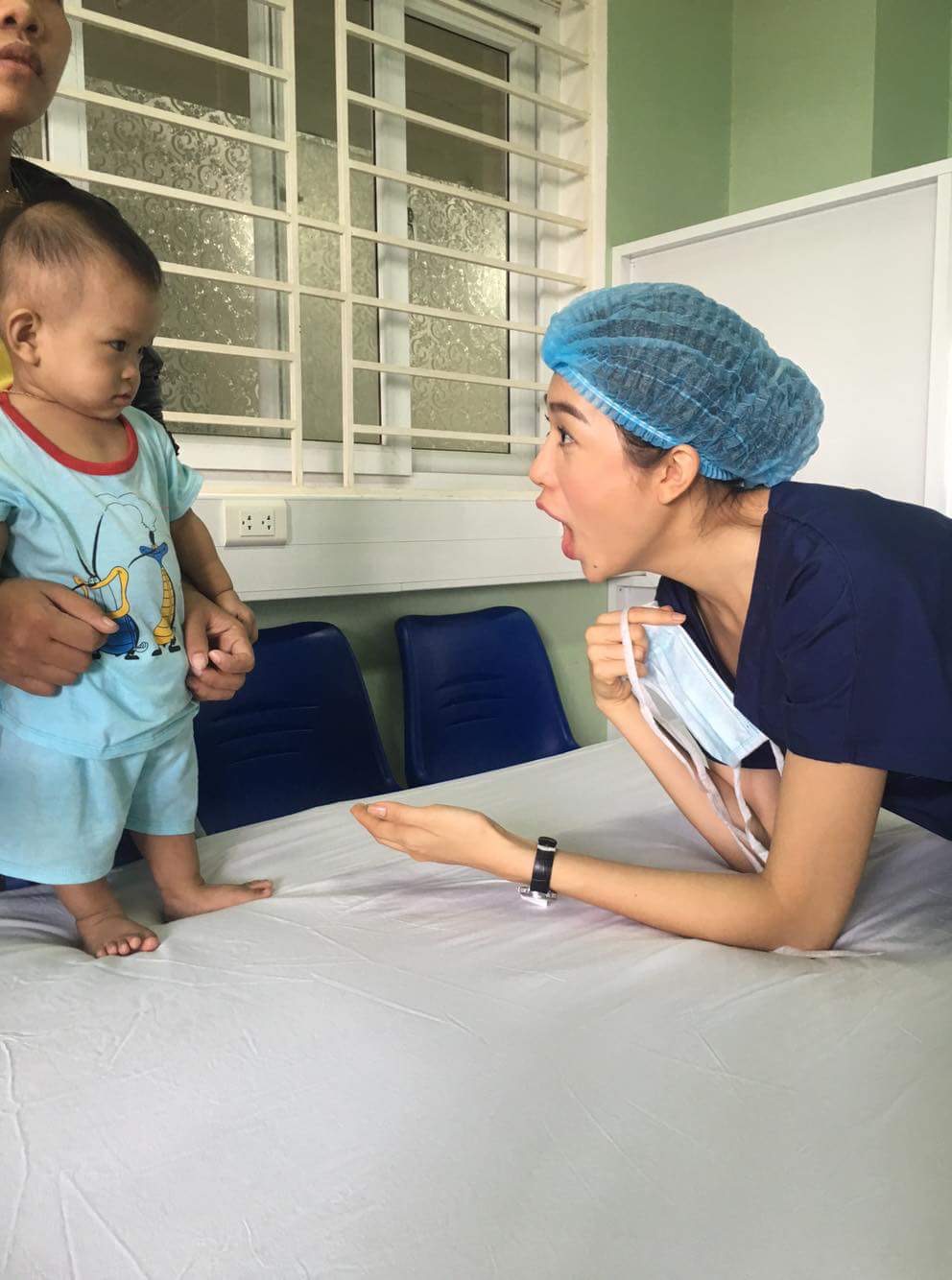 Theo Lệ Hằng, trẻ em rất tinh mắt, chỉ khi nào chúng thấy bạn thật sự thân thiệt và cởi mở, chúng mới tiến lại gần và cười với bạn. 