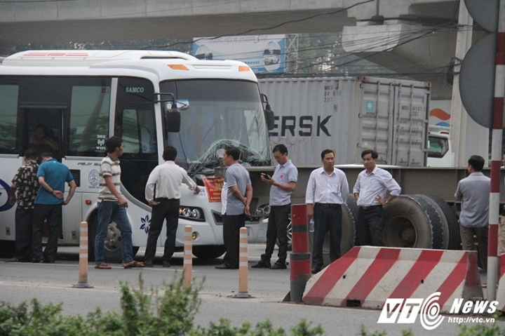 Xe khách chở đoàn đại biểu Ninh Thuận gặp nạn trên Xa lộ Hà Nội