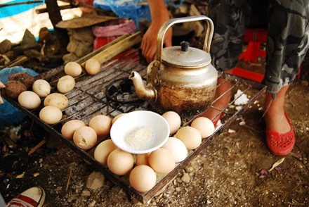 Đỉnh đèo giữa Lào Cai và Lai Châu cũng là điểm dừng chân cho khách thưởng thức các món nướng nóng hổi.