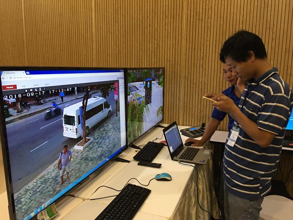  Cán bộ kỹ thuật VNPT Đà Nẵng kiểm tra hoạt động của hệ thống camera giám sát phục vụ ABG5