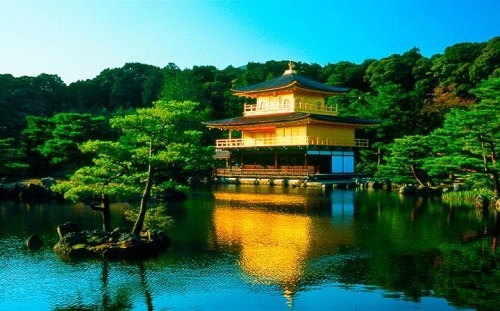 Núi Phú Sĩ, thành phố cổ Kyoto,... cùng nhiều phong cảnh tuyệt đẹp là điểm hấp dẫn du khách ở Nhật Bản, một đất nước lọt vào Top 10 các quốc gia thanh bình nhất thế giới .