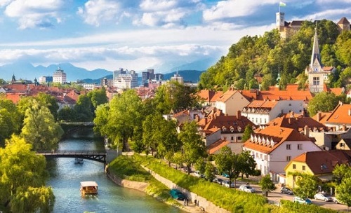 Đứng thứ 10 trong danh sách này là Slovenia, quốc gia có nhiều điểm du lịch hấp dẫn. Với hơn một nửa tổng diện tích quốc gia này được rừng bao phủ, Slovenia là một trong những 