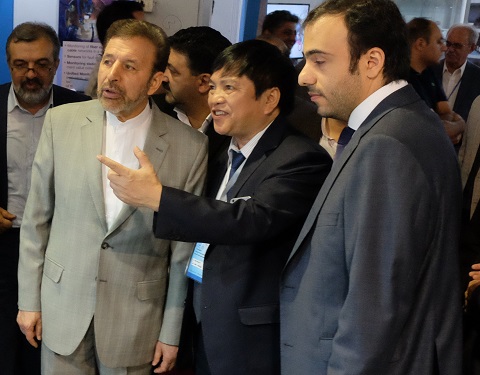 Phó Tổng giám đốc VNPT Ngô Hùng Tín giới thiệu các sản phẩm, giải pháp công nghệ VNPT mang tới triển lãm cho Bộ trưởng Bộ BCVT Iran.