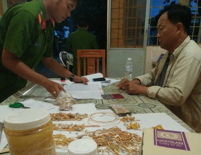 Kiểm tra số vàng và làm việc với đối tượng Hóc Lên tại Công an xã Khánh Bình 