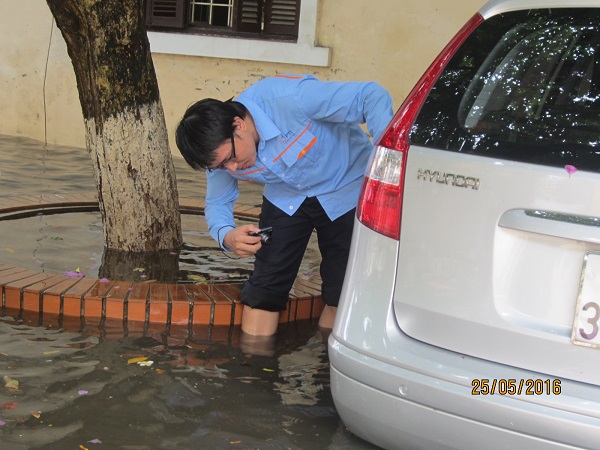 TI cử cán bộ đến hỗ trợ cho một số doanh nghiệp tổn thất do bị nước tràn vào ôtô