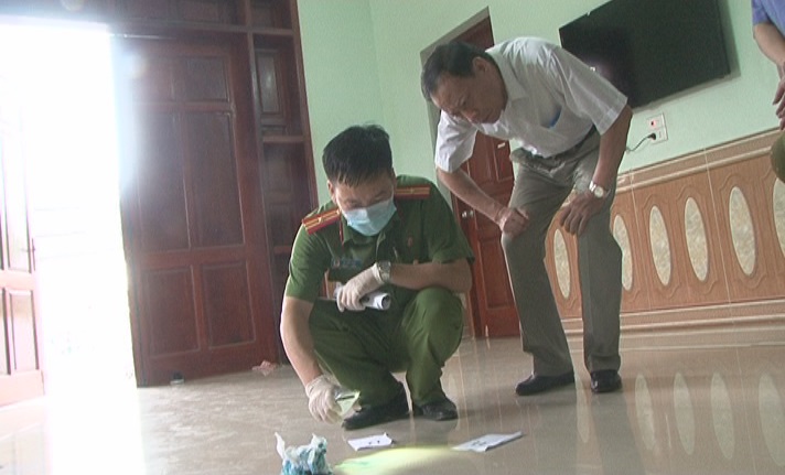 Thượng tướng Lê Quý Vương trực tiếp chỉ đạo điều tra tại hiện trường và kiểm tra công tác khám nghiệm hiện trường. Ảnh: Công an  Quảng Ninh