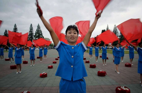 Buổi sáng ngày 28/9 ở Bình Nhưỡng sôi động với một đội cổ vũ gồm toàn phụ nữ, họ hô vang khẩu hiệu và vẫy cờ.