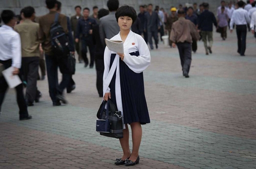 Một nữ sinh Triều Tiên tranh thủ học bài trên đường đến trường vào buổi sáng.