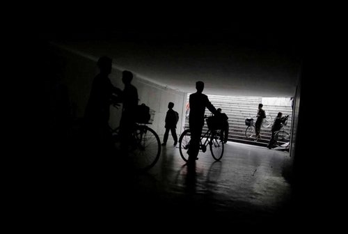 Ở một hầm đường bộ Bình Nhưỡng, học sinh đến trường và viên chức dắt xe đạp đi làm.