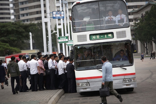 Các phương tiện công cộng thường chật ních người vào giờ cao điểm buổi sáng ở Bình Nhưỡng. 