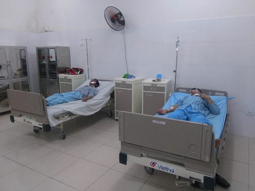Các công nhân đang được cấp cứu tại bệnh viện  Đa khoa Cẩm Phả
