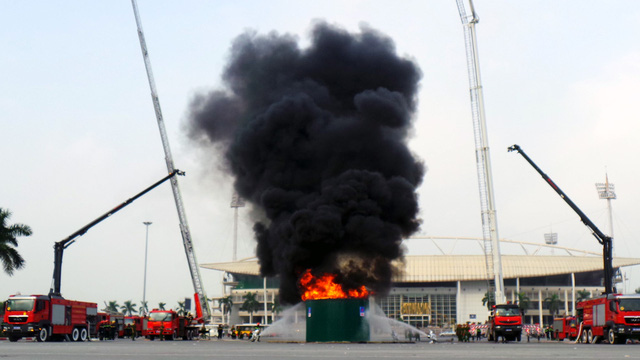 Trong tình huống giả định, xe chữa cháy cần vươn sẽ tiến hành dập đám cháy kho chứa xăng dầu.