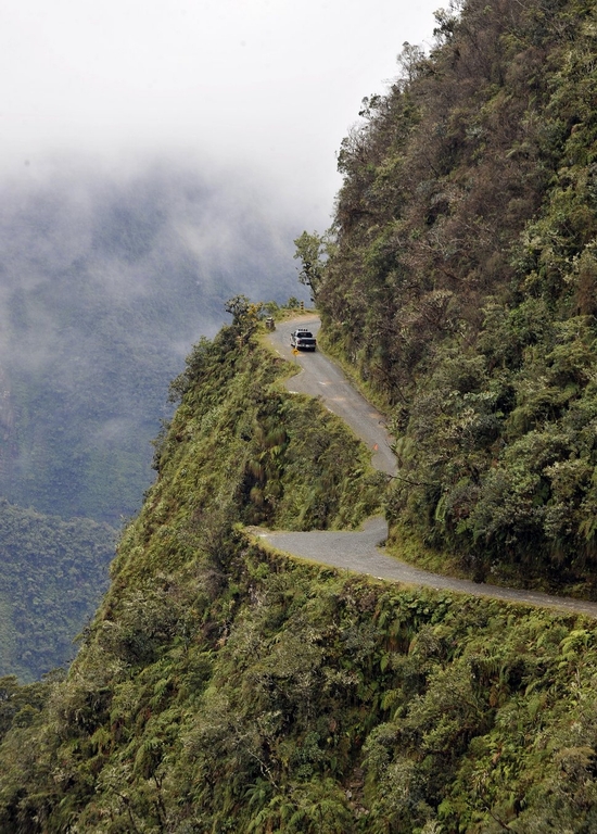 Được mệnh danh là “cung đường tử thần”, con đường ở vùng Yungas, Bolivia men theo vách núi đá cao 600 m và một bên là vực thẳm. Không những vậy nơi đây còn có những khúc cua gắt rất nguy hiểm.