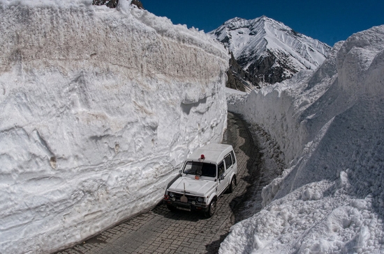  Đường Srinagar-Leh ở Ấn Độ thường xuyên bị đóng cửa do tuyết dày, mưa lớn khiến đường rất trơn và hạn chế tầm nhìn. Mỗi năm tuyến đường này chỉ được mở cửa lưu thông trong 6 tháng.