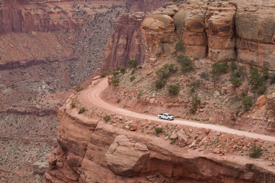 Đoạn đường đất quanh co ở Canyonlands, bang Utah, Mỹ