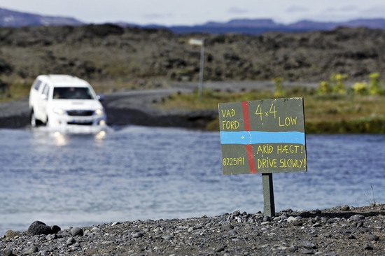 Để vượt qua đường 88 tại Iceland, giới chức trách khuyên mọi người nên dùng xe dẫn động 4 bánh