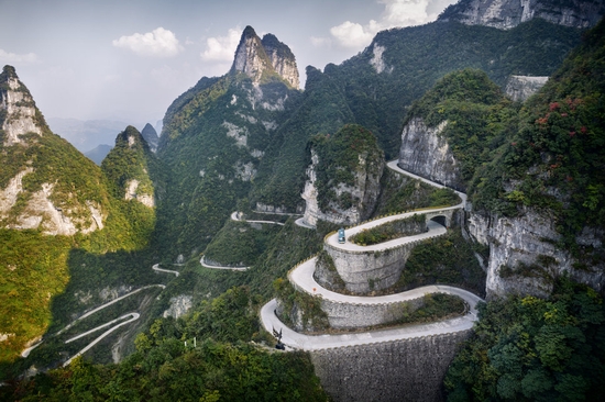 Cung đường dẫn lên núi Thiên Môn, Trung Quốc uốn lượn và bám vào những ngọn núi cực kỳ ấn tượng nhưng cũng rất nguy hiểm cho mọi người.