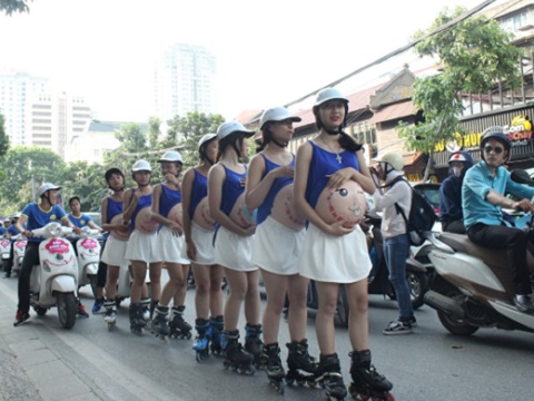 10 cô gái mặc áo ngắn khoe bụng bầu giả vô tư trượt patin trên phố đã khiến không ít người tham gia giao thông hốt hoảng.