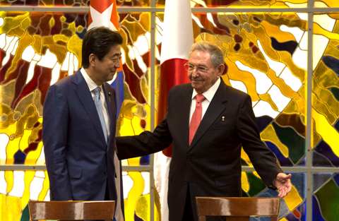 Thủ tướng Nhật Bản Abe và Chủ tịch Cuba Raul