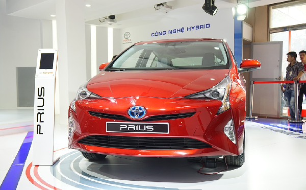Toyota Prius tiêu thụ 2,5 lít xăng/100 km sắp bán tại Việt Nam