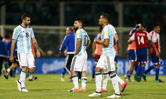 Aguero đá hỏng phạt đền, Argentina trắng tay tại sân nhà