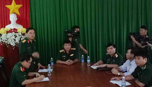 Thượng tướng Võ Văn Tuấn (người ngồi giữa) trực tiếp chỉ đạo công tác tìm kiếm