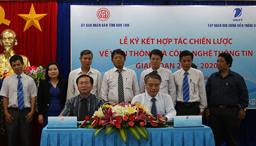 Đồng chí Nguyễn Văn Hòa, Phó Bí thư Tỉnh ủy - Chủ tịch UBND tỉnh Kon Tum và ông Trần Mạnh Hùng, Chủ tịch Hội đồng thành viên Tập đoàn BCVT Việt Nam ký kết thỏa thuận hợp tác toàn diện giai đoạn 2016 - 2020.