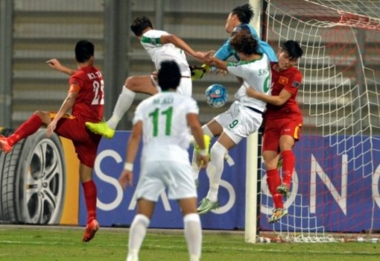 U19 Việt Nam (áo đỏ) chơi ấn tượng để giành vé vào Tứ kết. Ảnh: Vietnamnet