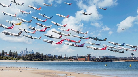 Ấn tượng cảnh hàng chục máy bay cất cánh trên bầu trời!