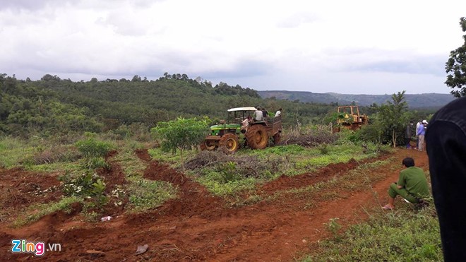 Hiện trường vụ án cách trung tâm xã Đắk Ngo hơn 20 km. Đường đi vào hiện trường rất khó khăn khi trời mưa, đường đất đỏ lầy lội, lại nhiều ổ voi nên việc di chuyển gặp nhiều khó khăn. 