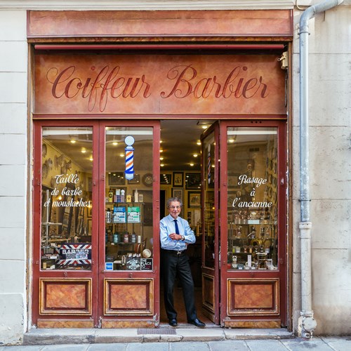 Ông Alain, chủ cửa hàng cắt tóc nổi tiếng nhất tại Paris.
