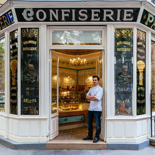 Hình ảnh cửa hàng bánh kẹo lâu đời ở Paris.