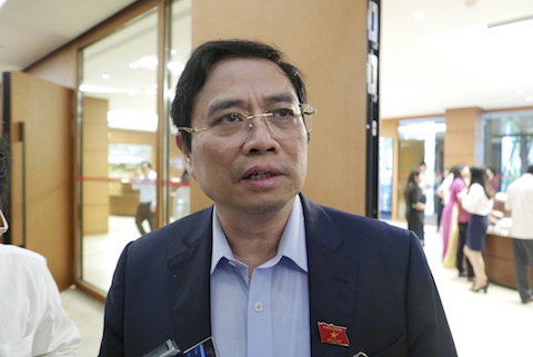 Ông  Phạm Minh Chính - Trưởng Ban Tổ chức Trung ương trao đổi với báo chí bên hành lang Quốc hội