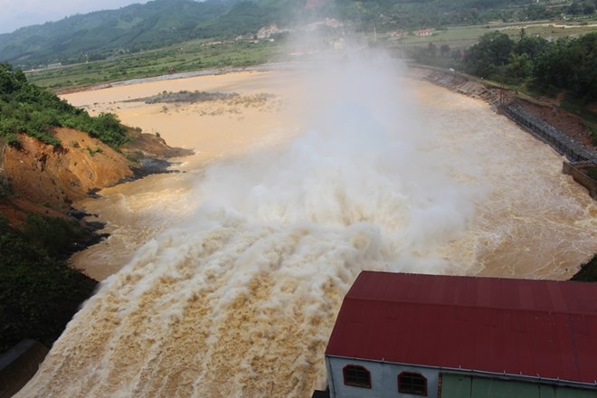Thủy điện Hố Hô bất ngờ xả lũ ồ ạt ảnh hưởng tới hàng nghìn hộ dân huyện Hương Khê (Hà Tĩnh)