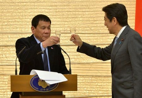 Sang đến Nhật, Tổng thống Philippines &quot;quay ngoắt&quot; với Trung Quốc