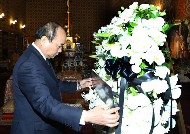 Thủ tướng Nguyễn Xuân Phúc đặt vòng hoa viếng nhà vua Thái Lan Bhumibol Adulyadej.