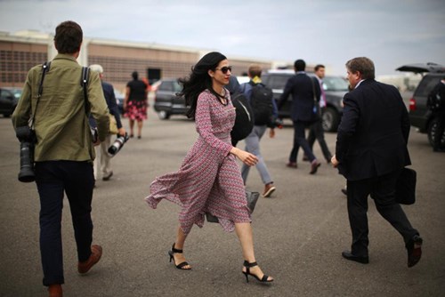 Huma Abedin, 40 tuổi, trẻ trung và xinh đẹp khi sải bước tại sân bay Ronald Reagan Washington tại thủ đô Washington hôm 17/9.