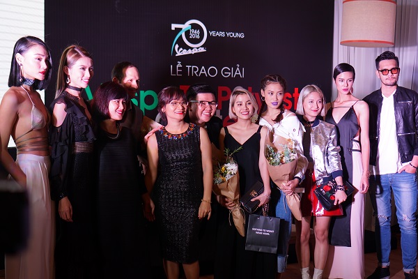 Ban giám khảo cùng thí sinh Vespa Top Stylist Contest tại buổi trao giải