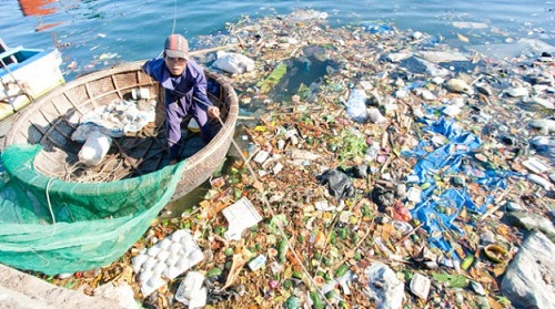 Rác ở cảng chính ở Lý Sơn.