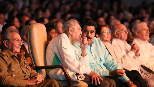 Ông Fidel trò chuyện với Tổng thống Venezuela Nicolas Maduro trong một sự kiện kỷ niệm 90 năm ngày sinh của ông vào tối 13/8/2016. Đây cũng là lần cuối cùng công chúng nhìn thấy vị lãnh tụ vĩ đại này.