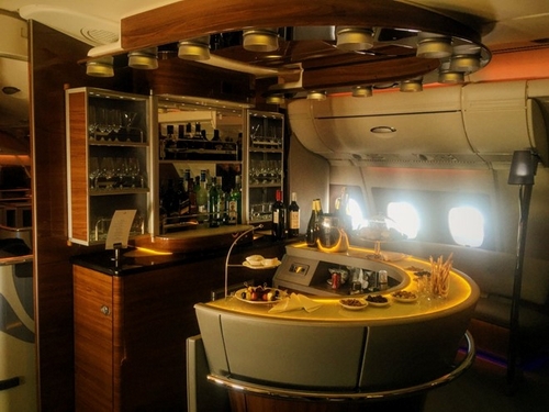 Tuy nhiên, hành khách có thể trực tiếp đến quầy bar nếu họ muốn loại đồ uống mạnh hơn. Nơi đây phục vụ các loại rượu cao cấp, champagne và cocktail. Không gian đủ rộng để đứng và nói chuyện với các hành khách khác xung quanh quầy. Ảnh: Owen. S. 