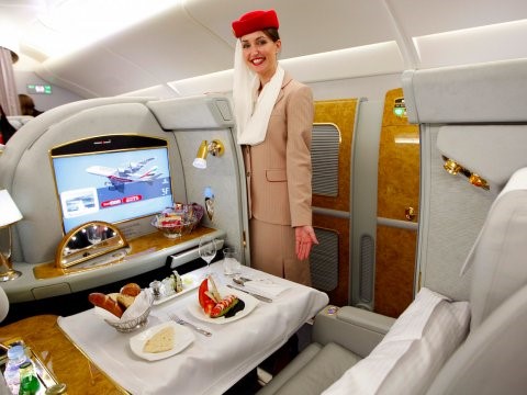 Dù gần 5.000 USD có thể là mức giá trên trời, các hành khách sử dụng dịch vụ khoang hạng nhất của Emirates nhận lại những đặc quyền tuyệt đối. Ngoài việc lên máy bay mà không phải xếp hàng, họ cũng có thể xuống máy bay mà không phải đợi bất cứ người nào. Ảnh:Reuters.