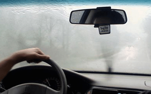 Xử lý kính mờ khi đi ô tô trời mưa lạnh