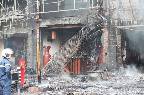 Hiện trường tan hoang sau vụ cháy quán karaoke, 13 người chết