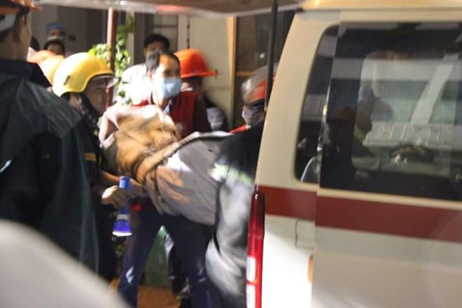 Thi thể các nạn nhân vụ cháy quán quán karaoke trên phố Trần Thái Tông được đưa ra ngoài. Ảnh: Zing