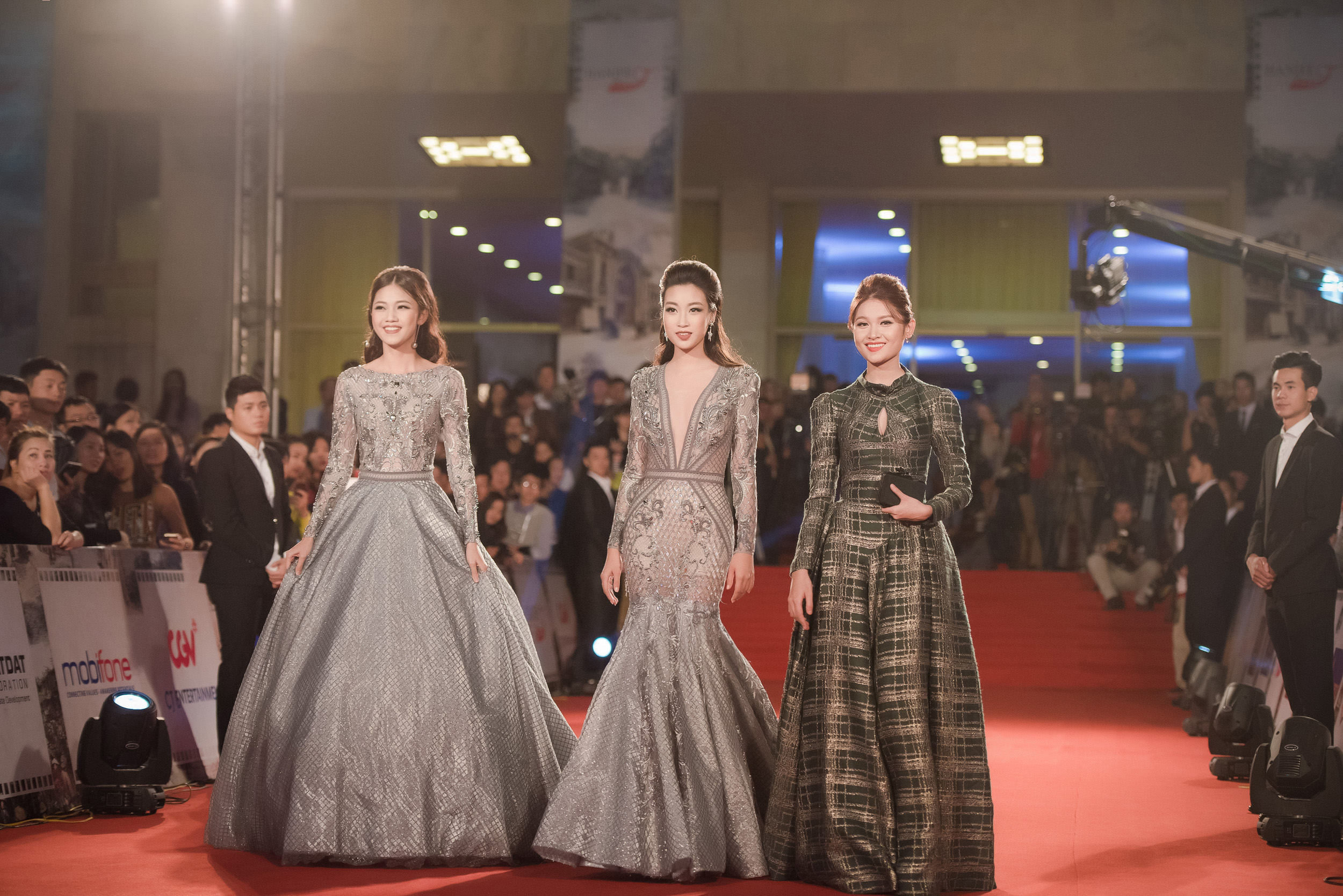 Dàn sao đẹp hút mắt trên thảm đỏ Liên hoan phim Quốc tế Hà Nội