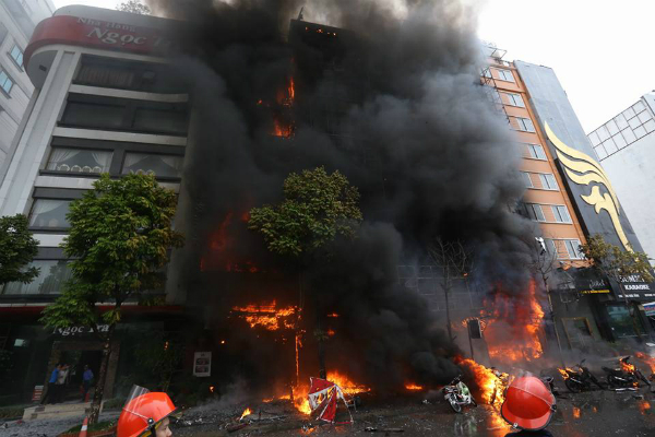 Hiện trường vụ cháy trên phố Trần Thái Tông, Hà Nội. Ảnh: VnExpress
